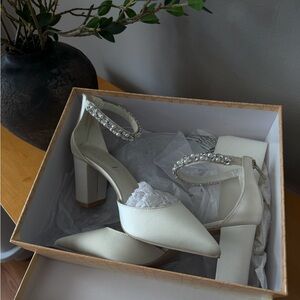 Jewel Badgley Mischka Cream Heels with Pearl Strap